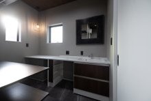 淡いグレーとホワイト、木目がラグジュアリーな空間を演出してくれる